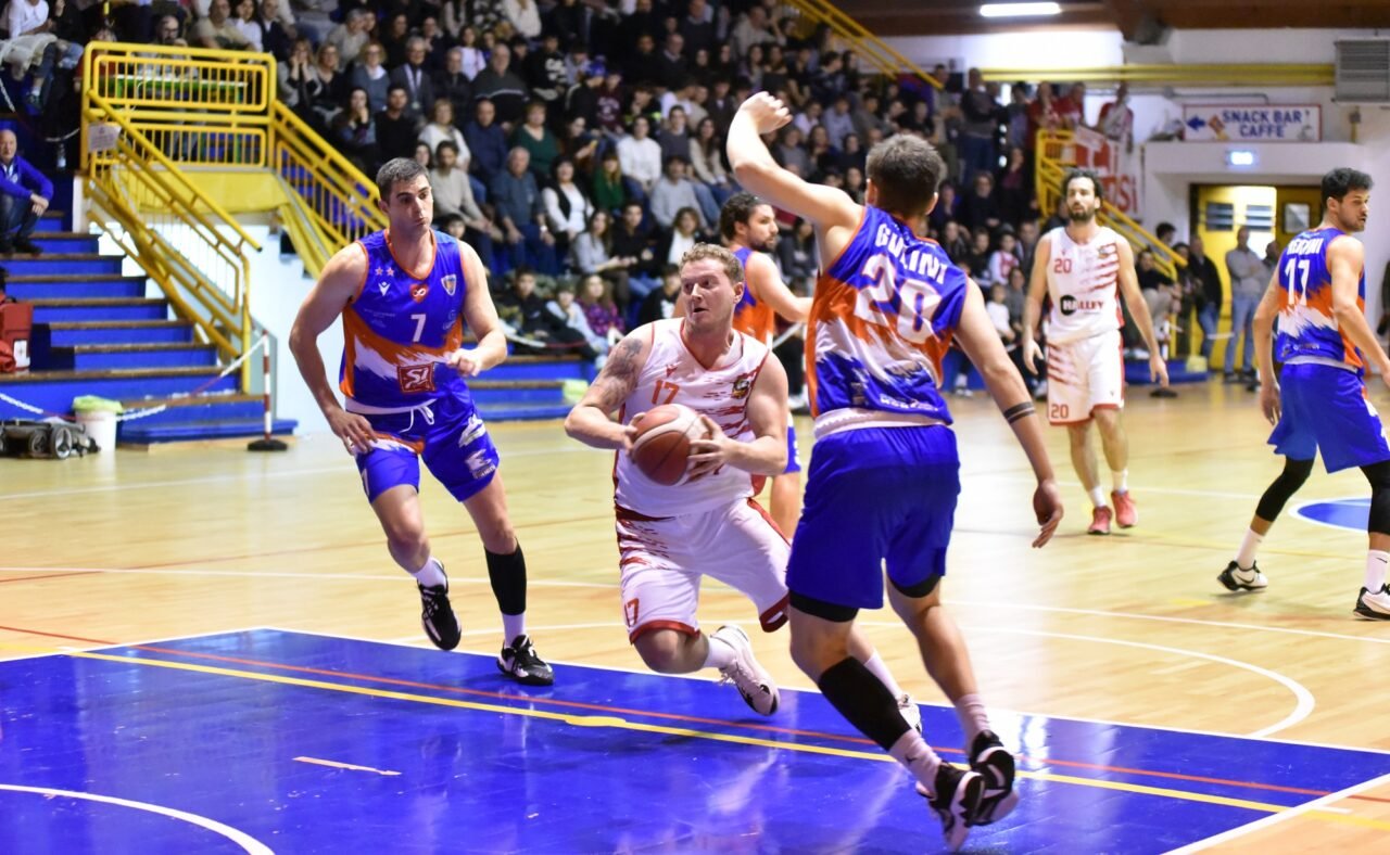 Halley esagerata, Porto Recanati travolta senza appello