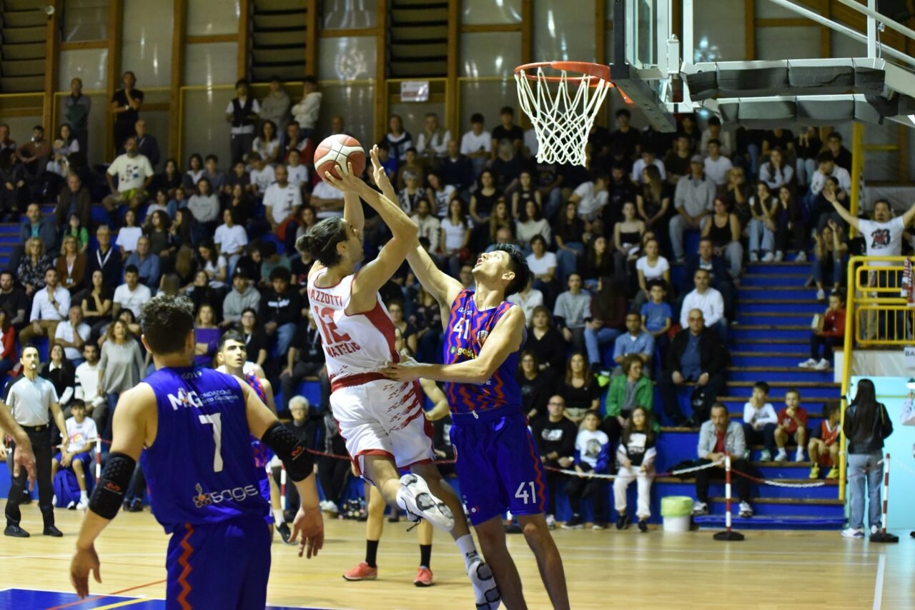 A Castelraimondo è clima playoff: la spunta la Halley, ma che battaglia con Senigallia!