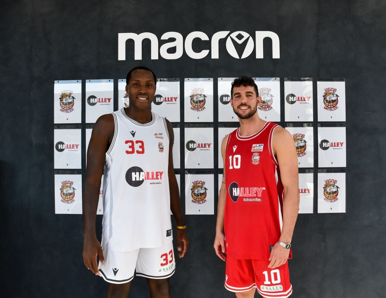 Un completo da gioco ecosostenibile per l’esordio in B: presentate canotte e pantaloncini firmati Macron